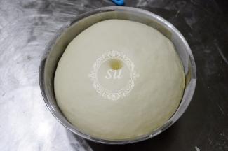 手指沾少许面粉，插入面团检测发酵状态，如图有肚脐装圆孔，略有回缩的时候，一发完成