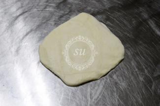 面团均匀分成3份，轻拍排气后翻面滚圆。覆盖保鲜膜，25℃室温下松弛15—20分钟（这一步我忘记拍照了。。）