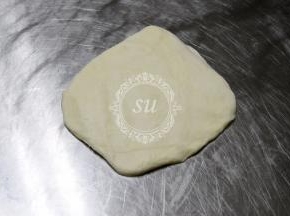 面团均匀分成3份，轻拍排气后翻面滚圆。覆盖保鲜膜，25℃室温下松弛15—20分钟（这一步我忘记拍照了。。）