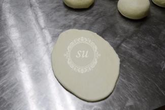 第一次松弛好的面团轻拍排气，上下擀长后翻面