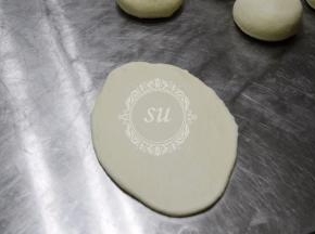 第一次松弛好的面团轻拍排气，上下擀长后翻面