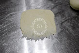 底部抹薄，这样卷起后收口位置连接的会比较好。【小贴士】松弛足够的面团在擀时不会有明显的回缩。如果回缩明显可能是松弛时间不够