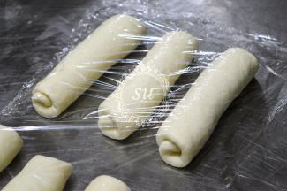 卷起后覆盖保鲜膜。继续在25℃室温下松弛15—20分钟