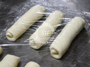 卷起后覆盖保鲜膜。继续在25℃室温下松弛15—20分钟