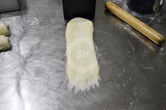 翻面，依旧是底部抹薄。可以用吐司盒来比对一下，卷的宽度要比吐司盒略小一些。