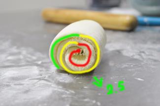 轻轻卷起，卷2.5圈—3圈适宜。不要卷太紧，否则会影响后期发酵和长高。怎么数圈可以看图片哦。