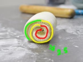 轻轻卷起，卷2.5圈—3圈适宜。不要卷太紧，否则会影响后期发酵和长高。怎么数圈可以看图片哦。