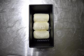 卷好的面卷底部收口向同一方向，排放在吐司盒里，两端要留一些空隙，给吐司发酵膨胀预留一些空间。【小贴士】黑金刚的防粘效果很好，吐司脱模之后模具放凉后用干净的抹布擦拭就可以了。也可以用水冲洗一下，及时擦拭晾干。晾干后可以涂抹一些植物油做养护。不建议使用洗涤剂，清洁棉清洗，会损伤涂层。