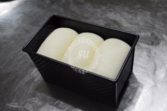 因为这款吐司盒导热性能比较好，所以二发温度我降低了一些，36℃。 喜欢圆角的就发到8分满，喜欢满模方角的可以盖盖后发至9分满。烤箱提前190℃进行预热，放入吐司盒后转180℃，烘烤35分钟（这个时间温度还是要以各家烤箱脾气为准）