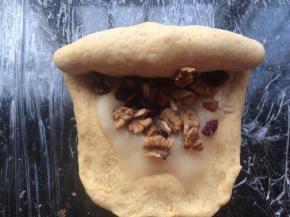 从上往下卷起。