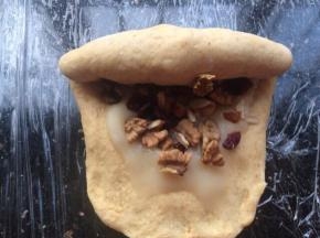 从上往下卷起。