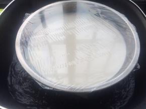 锅中放入适量的水大火煮开，把麻薯放入锅中蒸熟，由于盘的大小不同，所以厚度也会不同，时间自己掌握，我蒸了15分钟左右，仅供参考。