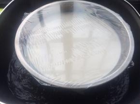 锅中放入适量的水大火煮开，把麻薯放入锅中蒸熟，由于盘的大小不同，所以厚度也会不同，时间自己掌握，我蒸了15分钟左右，仅供参考。