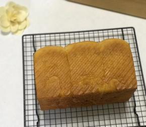 我的小烤箱温度不准确所以上色有点过度了，不过也有人就喜欢这种感觉的