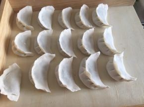 捏成饺子，依次全部包完