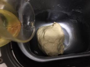 第一个和面在15分钟左右开始加油，原配方是放黄油的，因为家里没有了所有用了玉米油替代