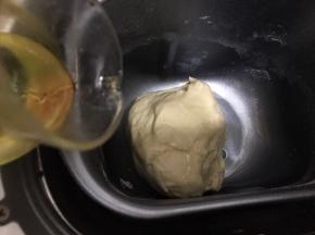 第一个和面在15分钟左右开始加油，原配方是放黄油的，因为家里没有了所有用了玉米油替代