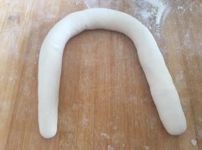 揪一块面团，搓成长条