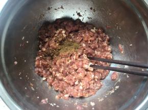 加入五香粉搅匀