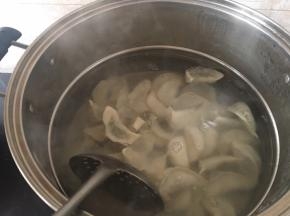 烧一锅开水，放入饺子