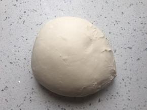 揉成光滑的面团，盖好，松弛备用