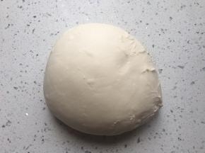 揉成光滑的面团，盖好，松弛备用