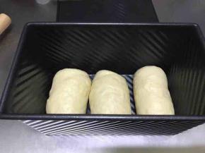 放入吐司模具中，今天我用的是刚拿到的学厨黑金刚吐司模具，这个是重钢材质导热快，可以缩短二发的和烤制的时间