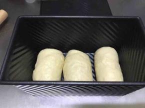 放入吐司模具中，今天我用的是刚拿到的学厨黑金刚吐司模具，这个是重钢材质导热快，可以缩短二发的和烤制的时间