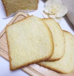 面包放到有一点余温就可以装袋保存，这样第二天也会很软，建议三天内吃完。