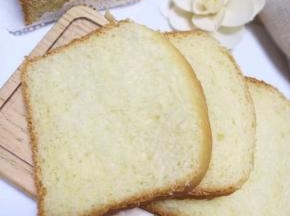 面包放到有一点余温就可以装袋保存，这样第二天也会很软，建议三天内吃完。