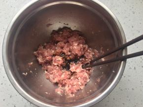 加入生抽和老抽搅匀