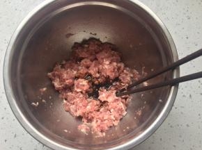 加入生抽和老抽搅匀