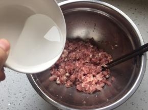肉馅中分次加入主料中的水，搅匀