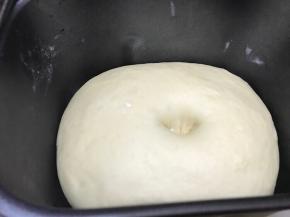 揉面结束后加入发酵，面团发至2倍大，手指戳面团不回缩即可