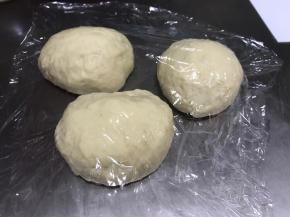 把面团排气分三份揉圆盖上保鲜膜静置松弛15分钟
