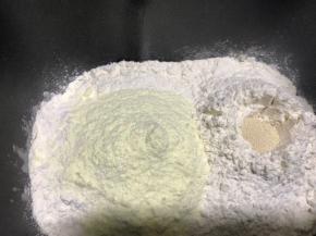 面粉挖个窝放入酵母，启动和面程序