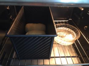 放到烤箱中进行二次发酵，发酵温度38度，旁边放一碗热水增加湿度