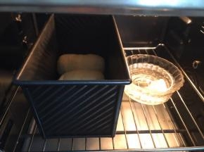 放到烤箱中进行二次发酵，发酵温度38度，旁边放一碗热水增加湿度
