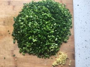 韭菜切末，姜切末