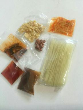 这个螺蛳粉里面的料也很齐全哦！
有卤水包，酸豆角、木耳、萝卜干包，酸笋包，醋料包，红油包，腐竹包，花生包，桂林米粉！
