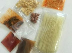 这个螺蛳粉里面的料也很齐全哦！
有卤水包，酸豆角、木耳、萝卜干包，酸笋包，醋料包，红油包，腐竹包，花生包，桂林米粉！
