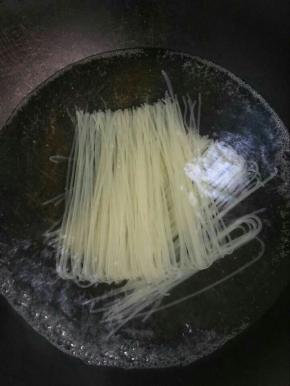 将米粉直接放进冷水锅中，煮沸后，再煮10分钟！（建议滴两滴醋，这样米粉会非常Q弹哦！）