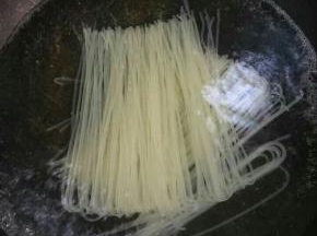 将米粉直接放进冷水锅中，煮沸后，再煮10分钟！（建议滴两滴醋，这样米粉会非常Q弹哦！）
