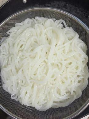 把煮好的米粉捞出来控干水份备用！