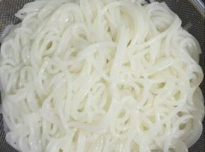 把煮好的米粉捞出来控干水份备用！