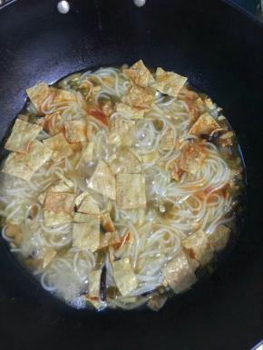 然后把配料一起倒入锅中，再煮2分钟左右！（从未吃过，请先品尝下酸笋的味道哦，吃不惯不放哈！）
