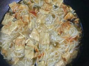 然后把配料一起倒入锅中，再煮2分钟左右！（从未吃过，请先品尝下酸笋的味道哦，吃不惯不放哈！）
