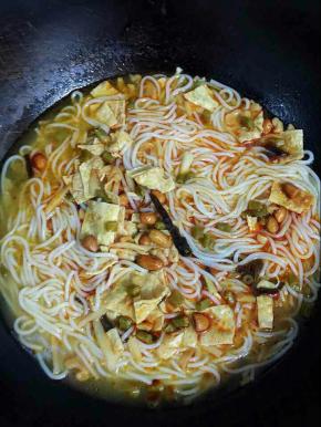   2分钟后关火，将红油，花生倒入，翻炒均匀即可食用！