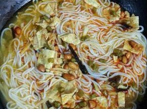   2分钟后关火，将红油，花生倒入，翻炒均匀即可食用！