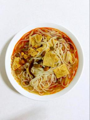 一碗香辣诱人的螺蛳粉就做好啦！赶紧开吃吧！

